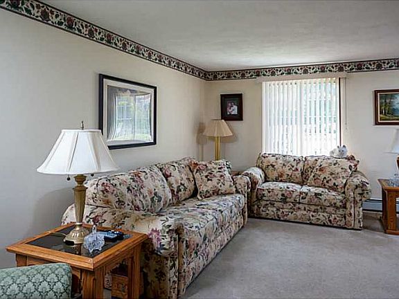 3rd image of 24 Marigold Cir