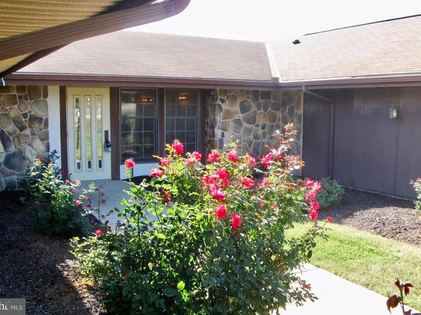 1862 Azalea Dr, York, PA 17408