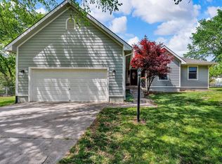 112 Pleasant Hill Ct, Ozawkie, KS 66070