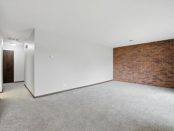 2nd image of 1050 Holbrook Rd APT Q