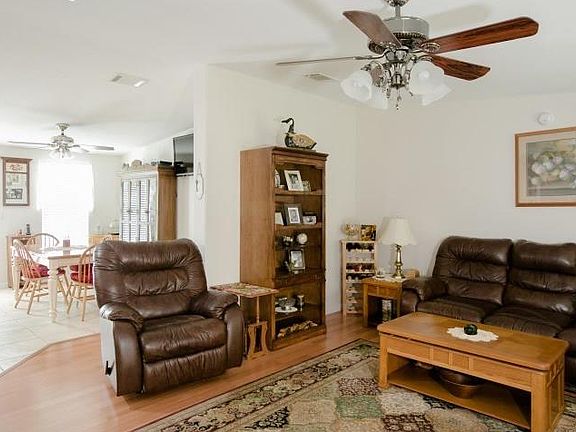4th image of 909 Fir St