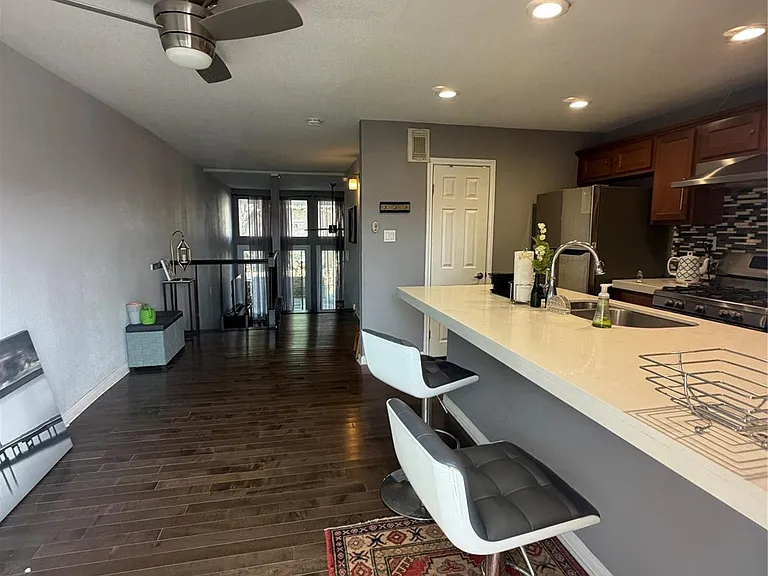 702 N Holiday Dr #3 — Photo 1