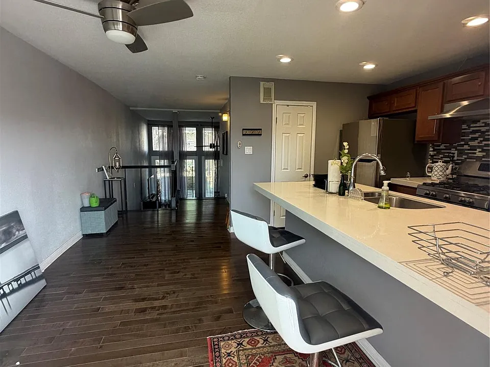 702 N Holiday Dr #3