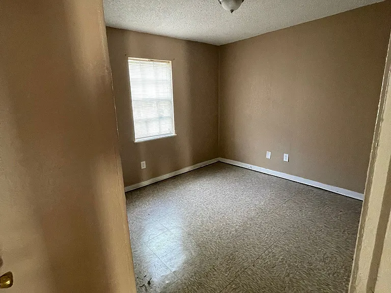 913 Athol St — Photo 8