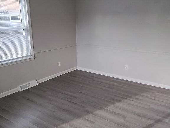 2nd image of 2081 Cambridge Dr #B