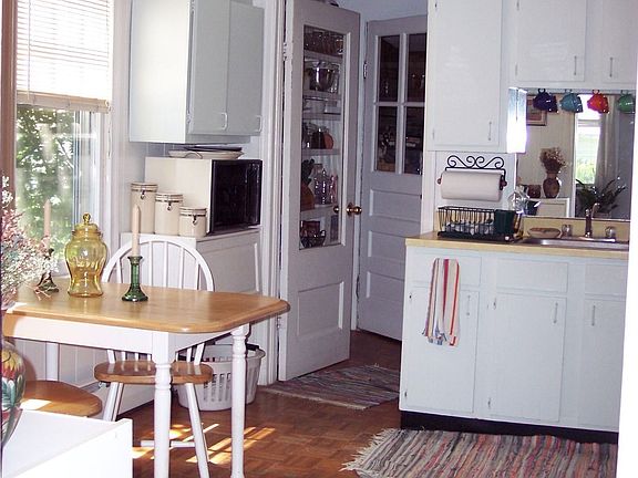 large kitchen w/ pantry