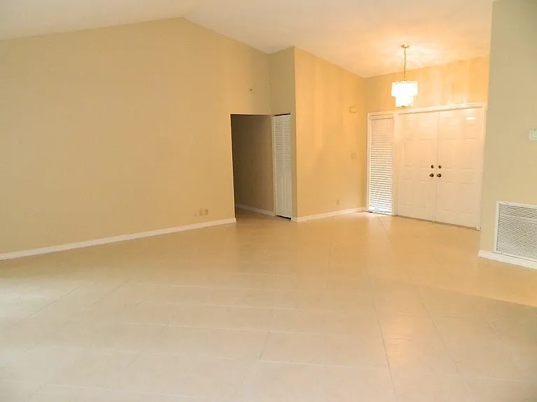 4002 NW 73rd Ave — Photo 3