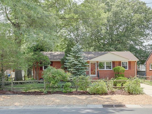 Parking in the front stone driveway.