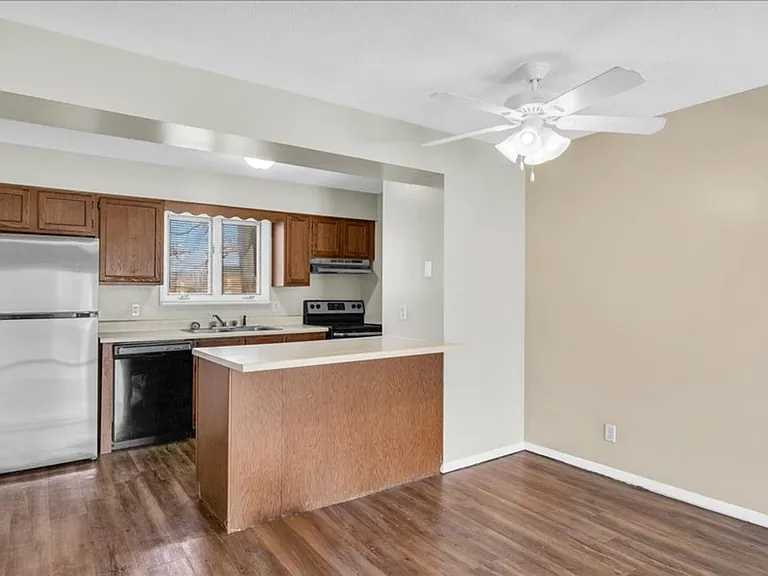 8 Ross — Photo 28