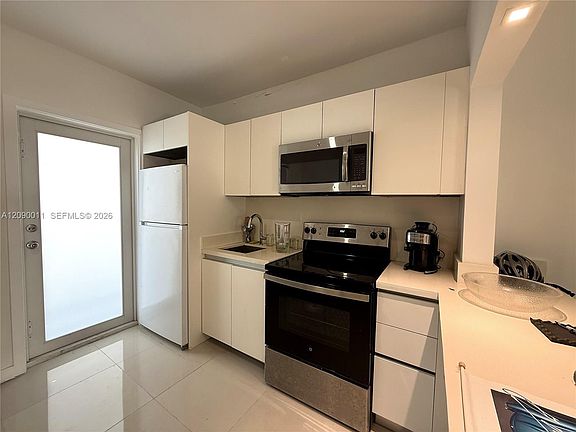 4th image of 53 NE 56th St