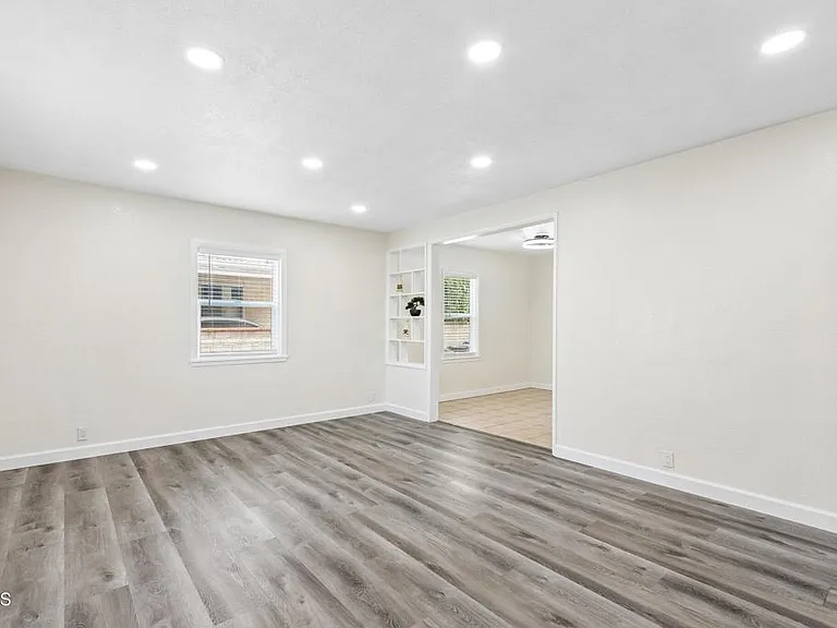 5616 N Gladys Ave — Photo 5