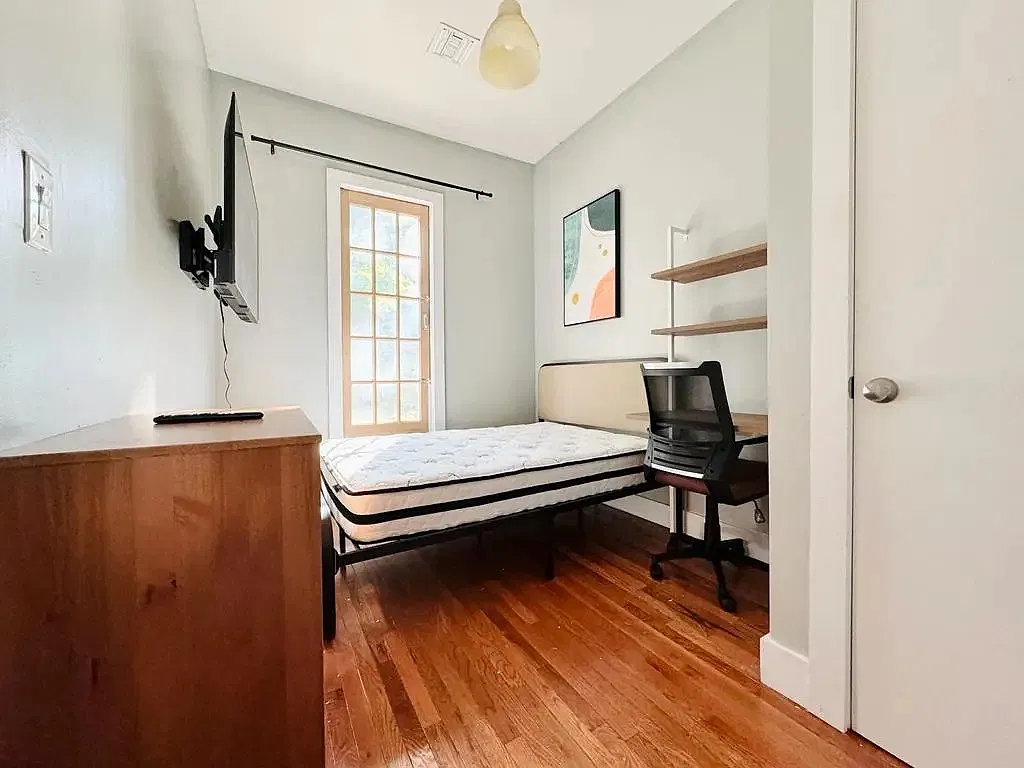 6 bed, 6.0 bath, 1200 sqft, $1,220 — Photo 2