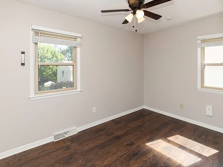 3815 Hillcrest Dr — Photo 16