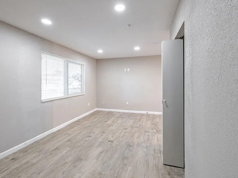 Alma Apartments — Photo 78