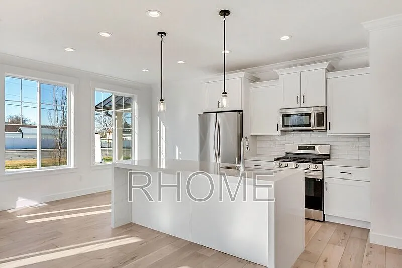 3 bed, 2.5 bath, 2305 sqft, $2,749 — Photo 3