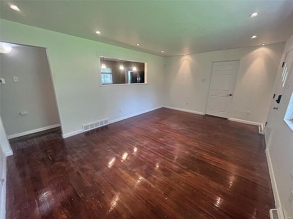 3rd image of 1129 Trampe Ave