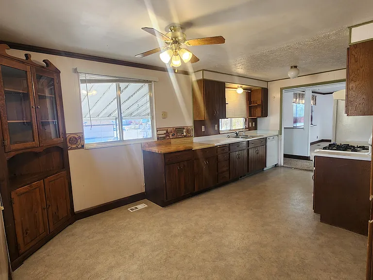 1345 E Victory Way — Photo 4
