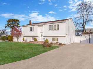 51 Jackson St, Farmingdale, NY 11735