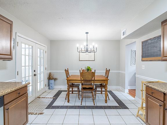 3rd image of 6831 Knollcrest Dr