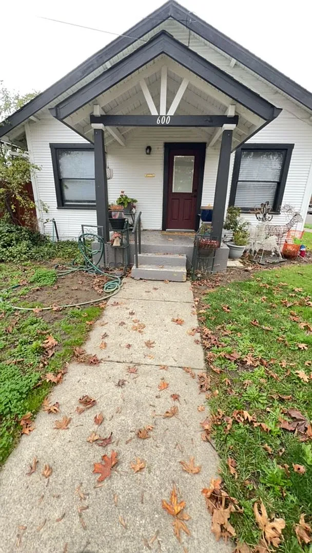 Peaceful Neighborhood Cottage — Photo 1