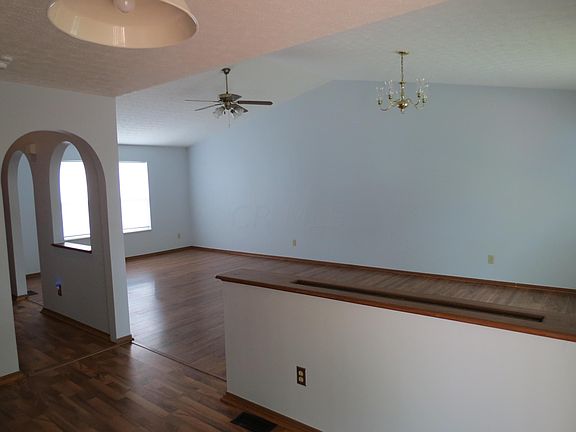 4th image of 827 Lizzie Ln
