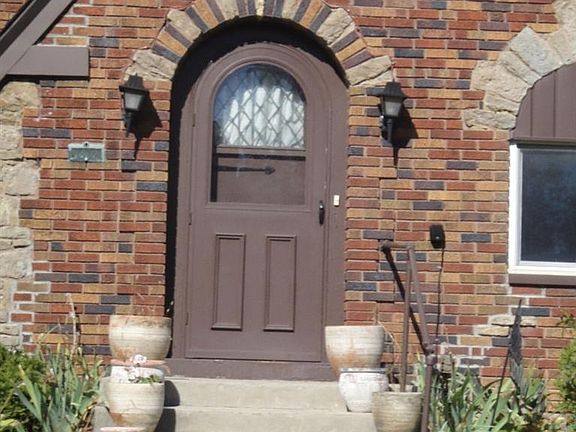 2nd image of 1870 Garden Ln
