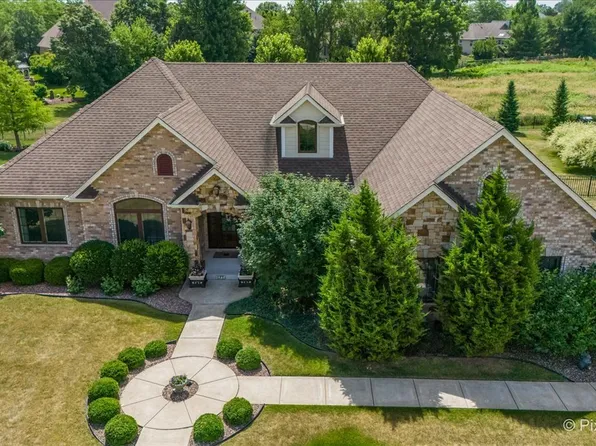 1075 Redbud Ln, Sugar Grove, IL 60554