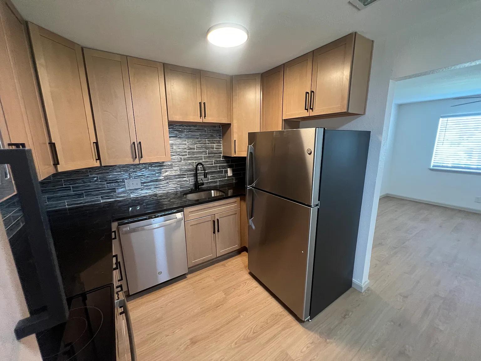 2 bed, 700 sqft, $1,050 — Photo 2