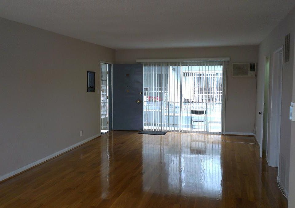 1st image of 345 S Doheny Dr APT 204