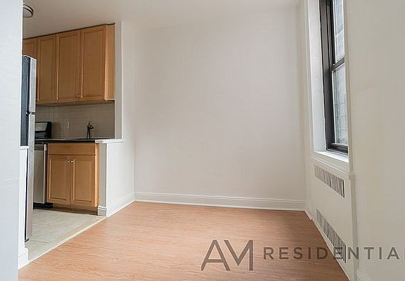 4th image of 2147 E 17th St APT 6