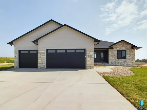 8425 E Roughlock St, Sioux Falls, SD 57110