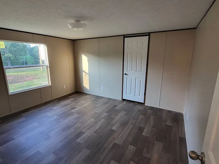 1597 Maplewood Dr — Photo 3