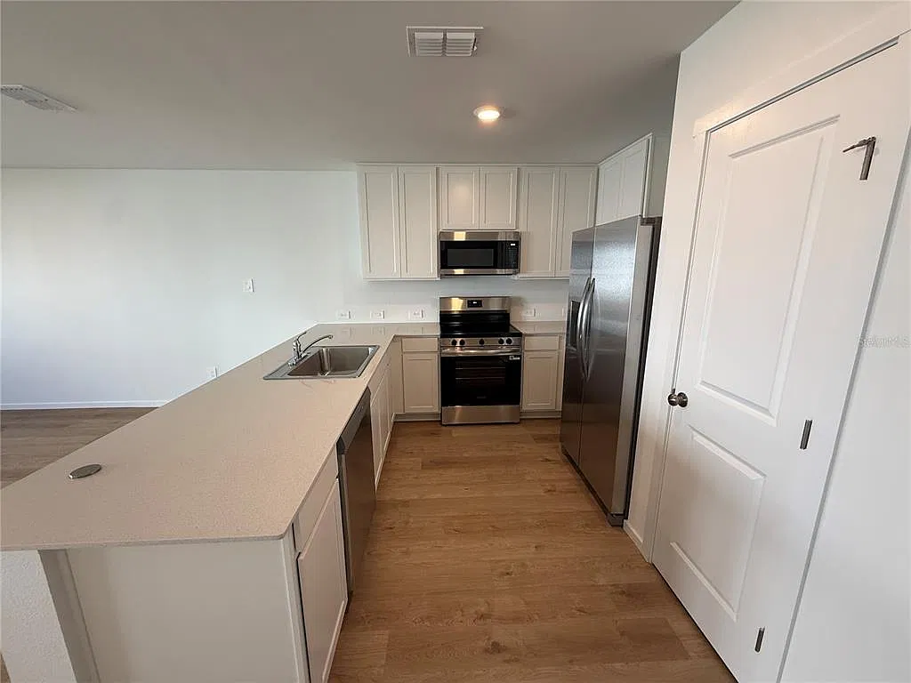 3 bed, 2.5 bath, 1386 sqft, $1,950 — Photo 2