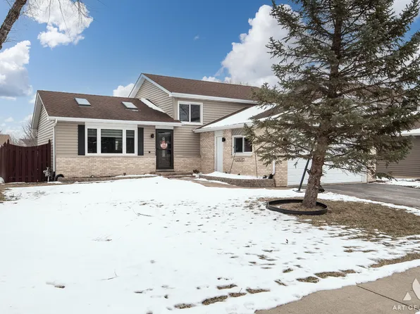 2800 Brisbane Dr, Lake In The Hills, IL 60156