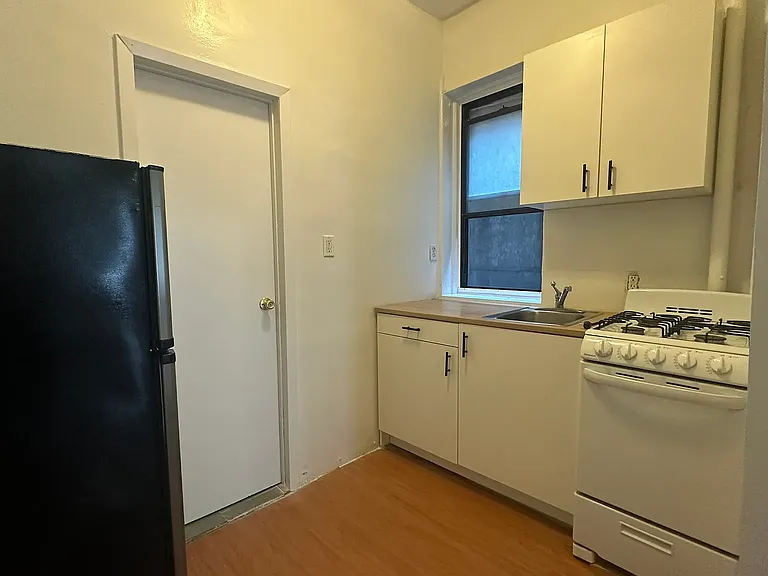 309 W 54th St #3A — Photo 9