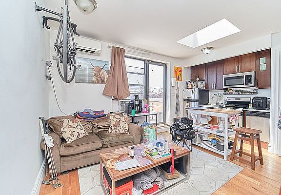3rd image of 333 E 9th St