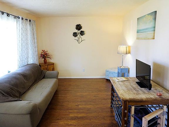 4th image of 2220 Dickson Cir E