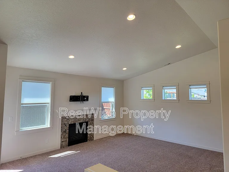 2482 NW Glen Oak Ave — Photo 2