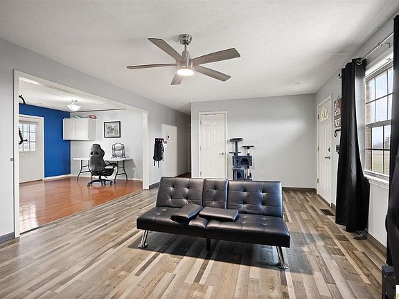 4th image of 909 Dripping Springs Rd