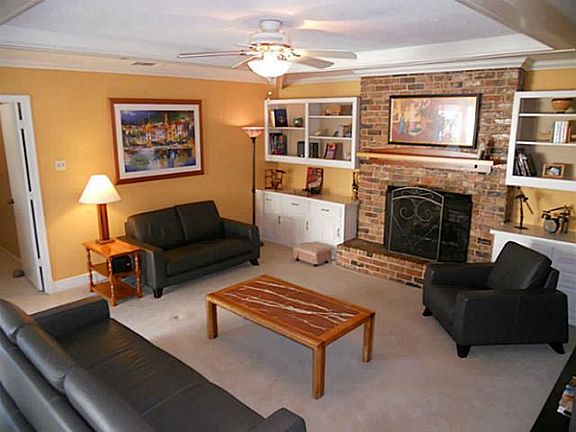 4th image of 2811 N Surrey Dr