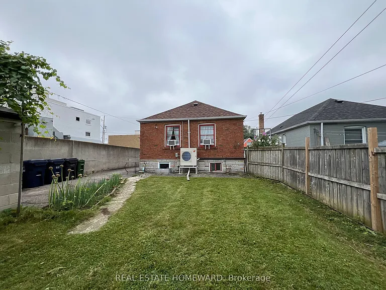 124 Glencrest Blvd #MAIN — Photo 12