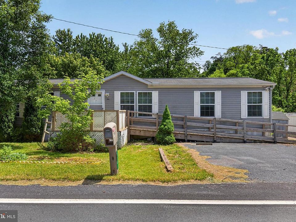 1st image of 910 Pines Rd