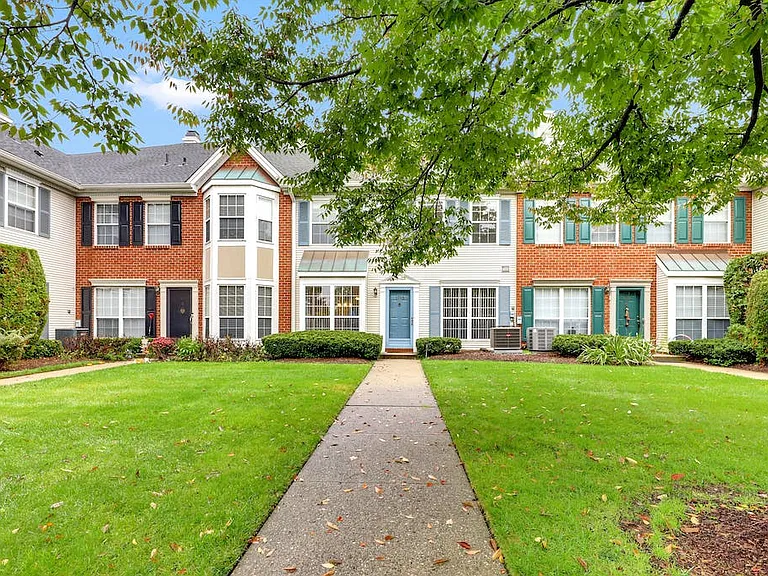 1015 Cumberland Ct — Photo 1