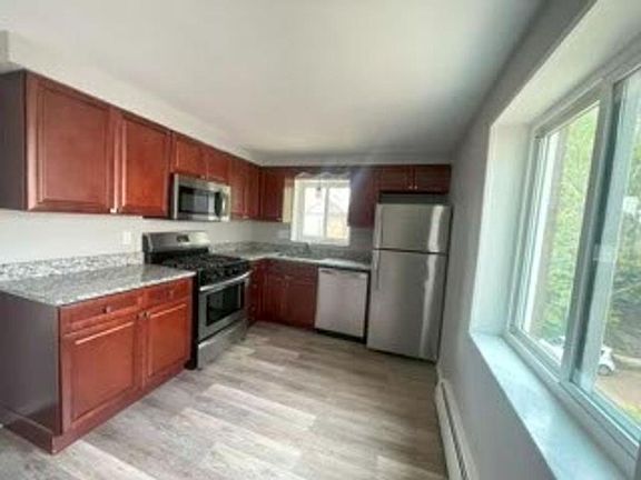 4th image of 231-233 Irwin Ave #6