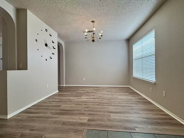 1202 Meadowgate Dr — Photo 5