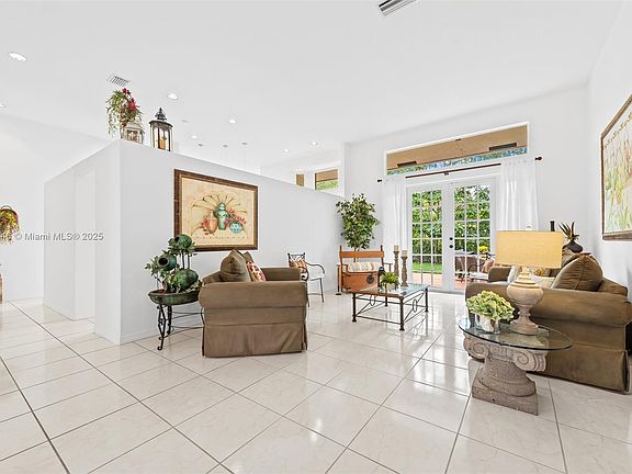4th image of 821 Crestview Cir