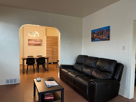 2nd image of 1932 Broadway Ave Floor 2