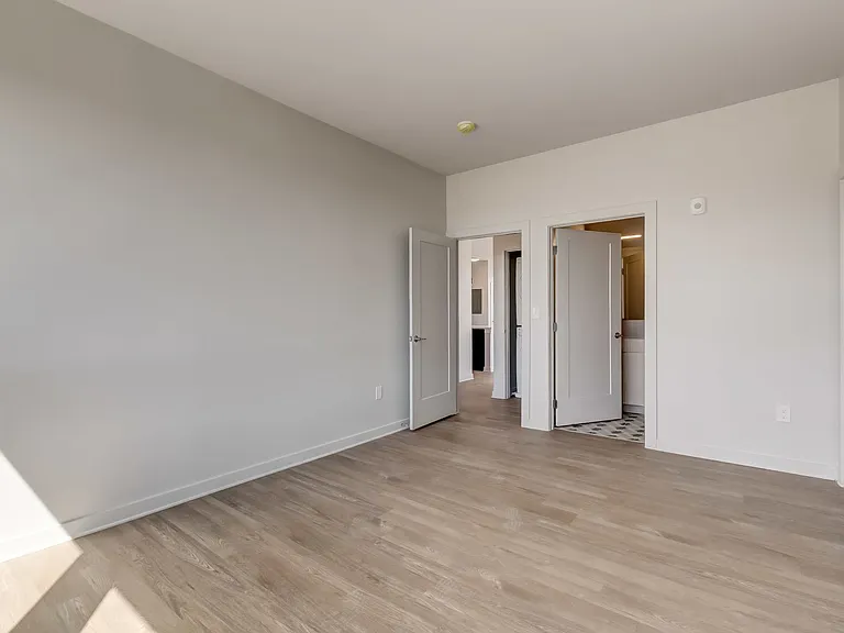 115 W Hamburg — Photo 86