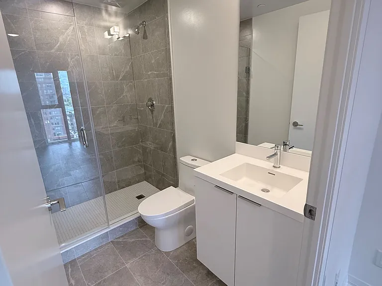 400 King St W #1106 — Photo 18