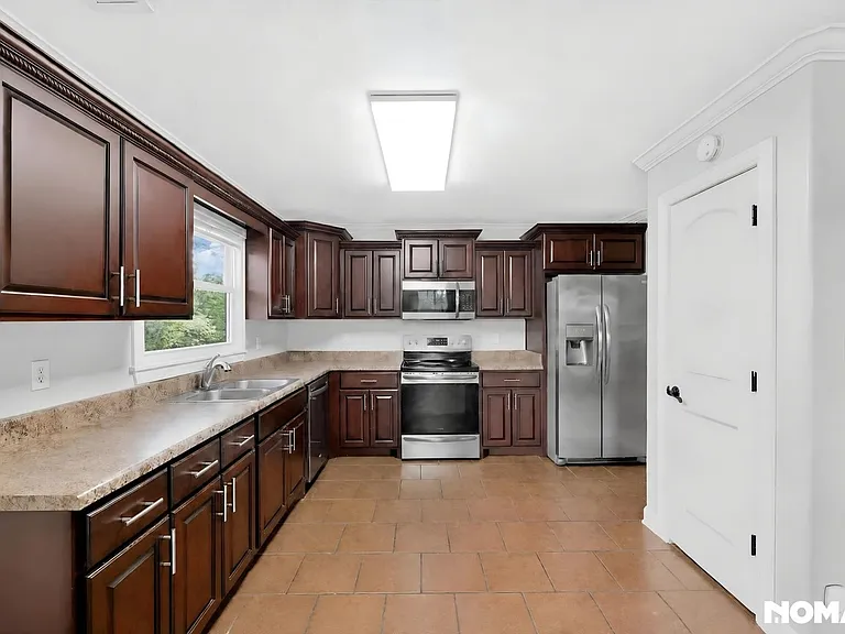 82 Grove Hill Ln — Photo 4